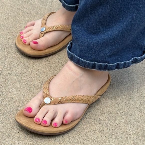 Vionic Mona Cork/Gold Flip Flops sz 9 Versatile
Quality Functional Lightweight - Picture 1 of 13